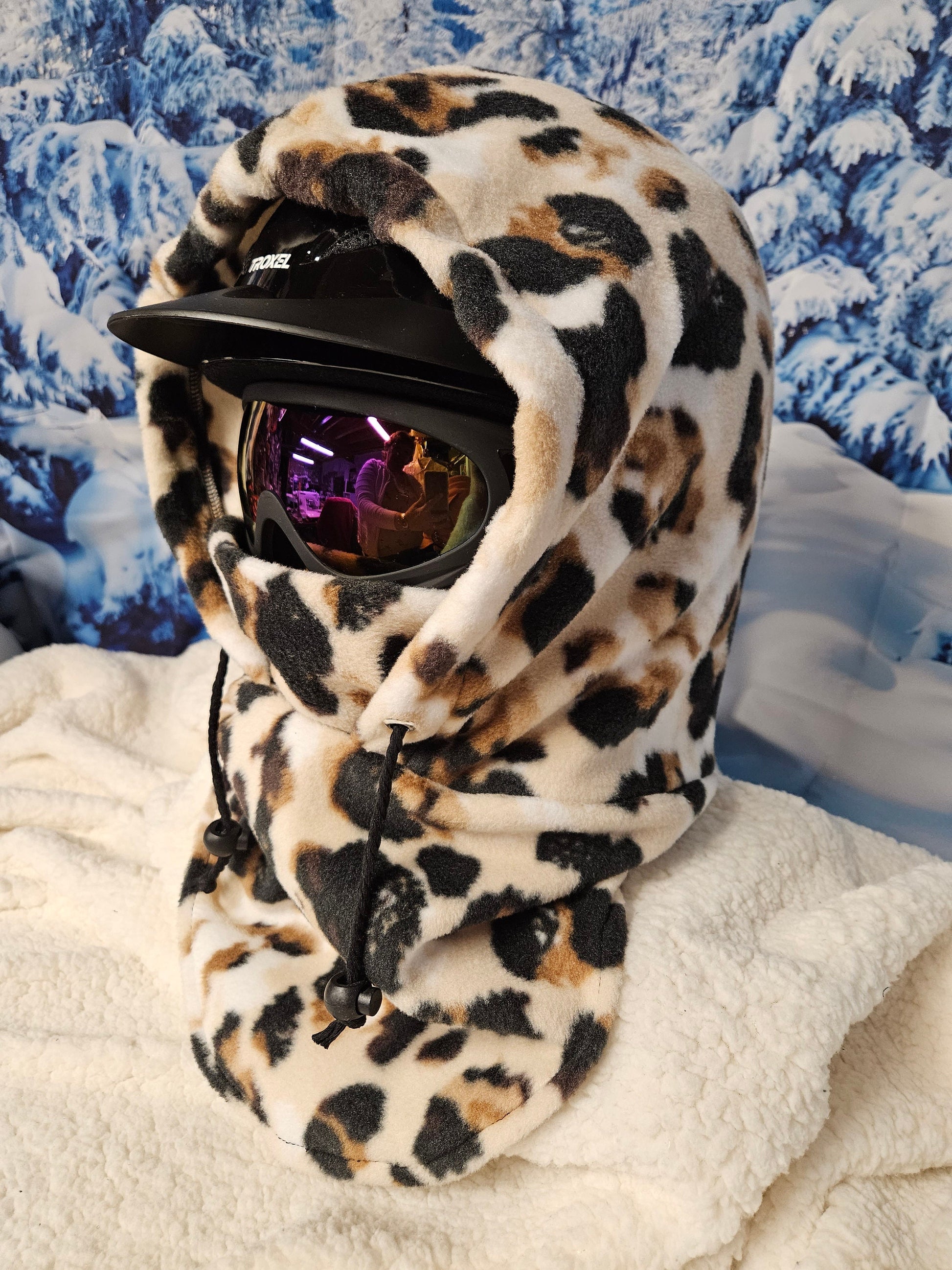 Animal Spots on Beige and White Background Anti Pill Fleece Large Ski Helmet Cover
