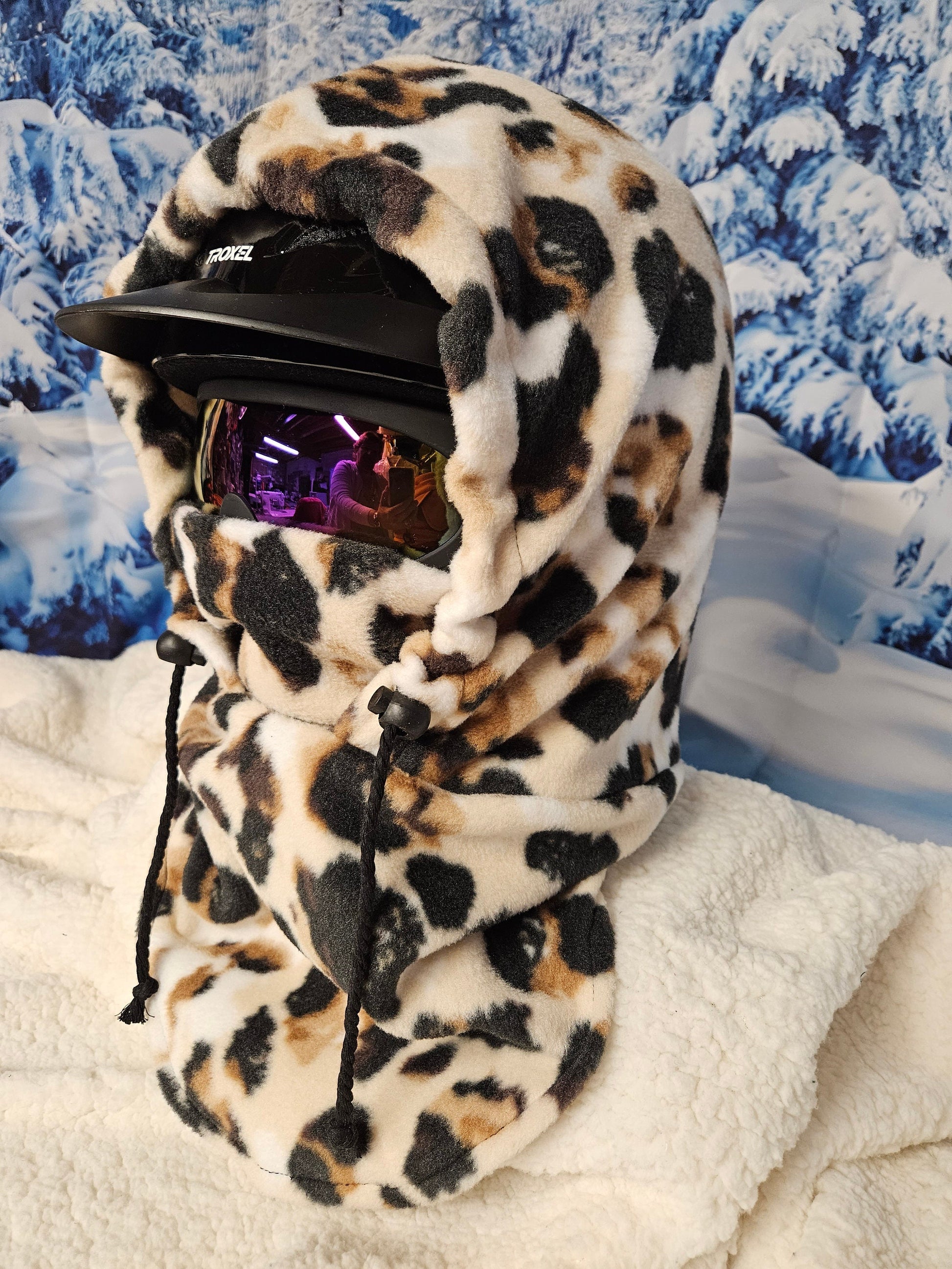Animal Spots on Beige and White Background Anti Pill Fleece Large Ski Helmet Cover
