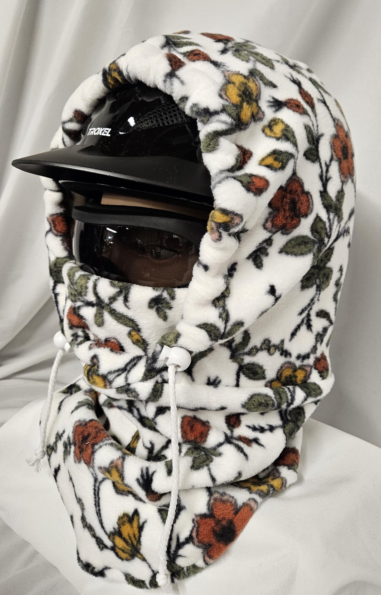 Cottage Flowers, Field Flowers Print Anti Pill Large Fleece Ski Helmet Cover, Hoodie Hat, Ski Mask, Winter Hat
